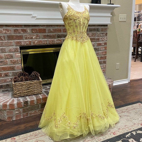 Mon Cherie yellow sequined prom homecoming bridesmaid dress / 4 / EUC (Like new) - Picture 6 of 17